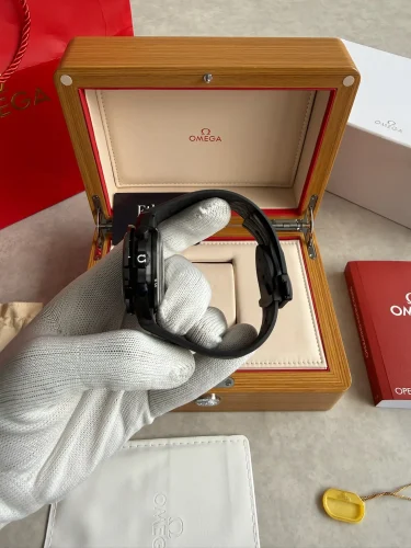 Omega Speedmaster _Dark Side of the Moon_ luxury watch (10)