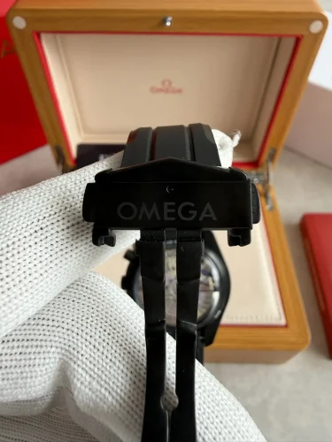 Omega Speedmaster _Dark Side of the Moon_ luxury watch (2)