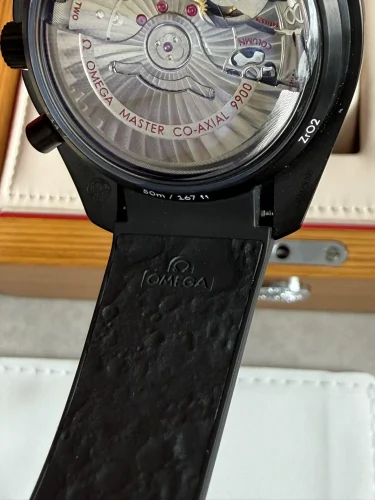 Omega Speedmaster _Dark Side of the Moon_ luxury watch (3)