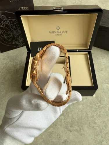 Patek Philippe Ladies_ Nautilus (1)