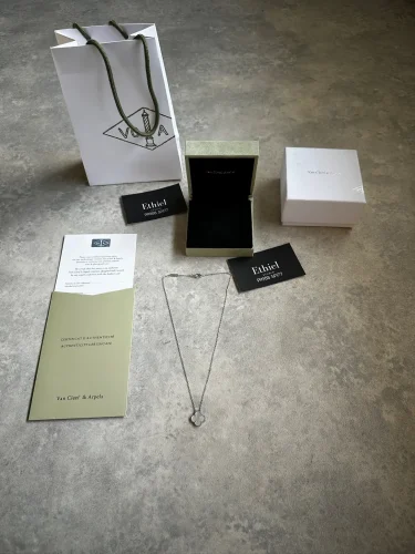 Van Cleef & Arpels Alhambra Pendant Necklace, (1)