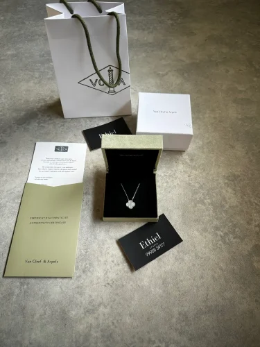 Van Cleef & Arpels Alhambra Pendant Necklace, (3)