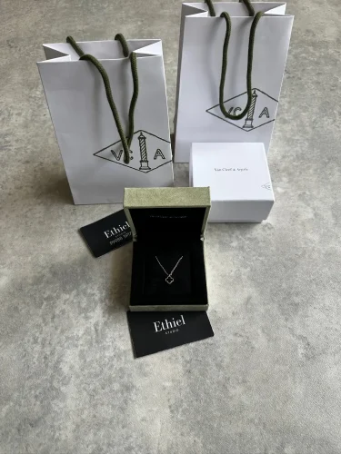 Van Cleef & Arpels Alhambra Pendant Necklace, (8)